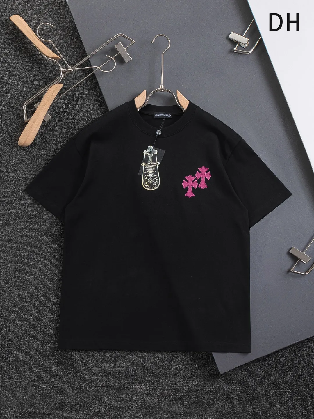 P170 Chrome Hearts CH Cross 26SS New product is hot at the same time💥 Early spring classic style Colorful double cross on the chest 🪡 Embroidery Large logo cross on the back Horseshoe and leather willow ding Sanskrit ✝️🪡 Embroidery Round neck short-sleeved T-shirt, a popular style, a style that both men and women like, the same style for men and women, 100% chance of turning heads when you wear it when you go out! It’s all about being handsome. The designer’s classic sense is precisely grasped. The whole piece of clothing is heavy. Industrial washing process. Ready-made garments are dyed + sprayed for a horse effect. The double-wash process is very recognizable. It uses heavy washing to make it distressed. The edges of the patch are slightly rolled and naturally distressed. It has a three-dimensional sense of layering and a little damage. It is very visually lethal. It adheres to Kroxin's consistent rough style. The chest and back are large, and the horseshoe flower printed patch pattern is embroidered and decorated. It is also decorated with silver metal engraved distressed buttons. The classic elements full of brand recognition instantly enhance the overall sense of grade and specification. Its texture is quite high-end! The overall feeling is high-end, simple and elegant, with silver hardware accessories, a full set of customized accessories, and the pattern of the entire dress is all decorated with patchwork three-dimensional embroidery technology, which is the finishing touch of the entire dress. The design on the back is even more eye-catching! ! This full back is so cool, it’s full of design, and the overall upper body style highlights fashion and individuality. Wearing it together as a couple is even more popular on the street. I recommend the early autumn sweatshirt! ! The fabric is a unique 320g 100% cotton, which is skin-friendly, breathable, warm to the touch, has a strong texture, and has smooth lines. It can be called a back killer, which has very strict requirements on craftsmanship and cost. The smooth neckline, flat cuffs and hems, the stitches are large and tight, tight and orderly, and the details are perfect. The consistent OS version can be worn alone or layered. It is very casual, but very iconic! It is simply the flagship of high-end trendy brands and must be included in your wardrobe. It has the American fashion spirit of freedom and individuality, and is highly recognizable and stylized! Color: Black White Size: S-XL Size chart: S: Shoulder width 50-Bust 56-Length 70 M: Shoulder width 52-Bust 57-Length 72 L: Shoulder width 54-Bust 59-Length 74 XL: Shoulder width 56-Bust 62-Length 76